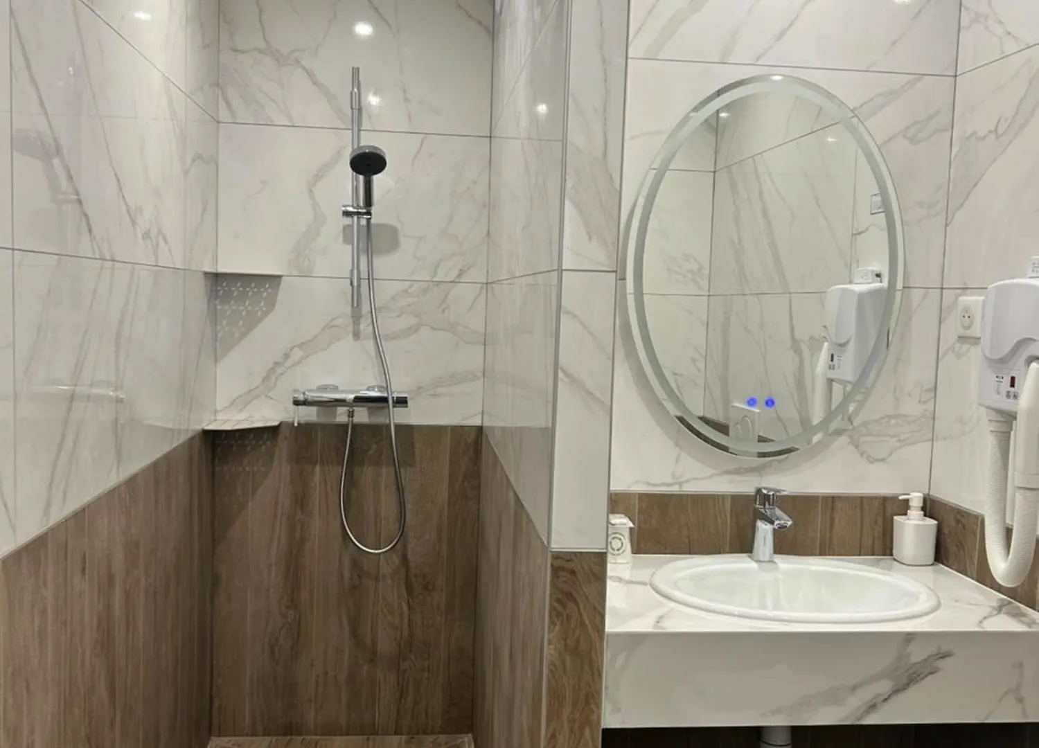 **  Hotel Du Dragon Париж Франция