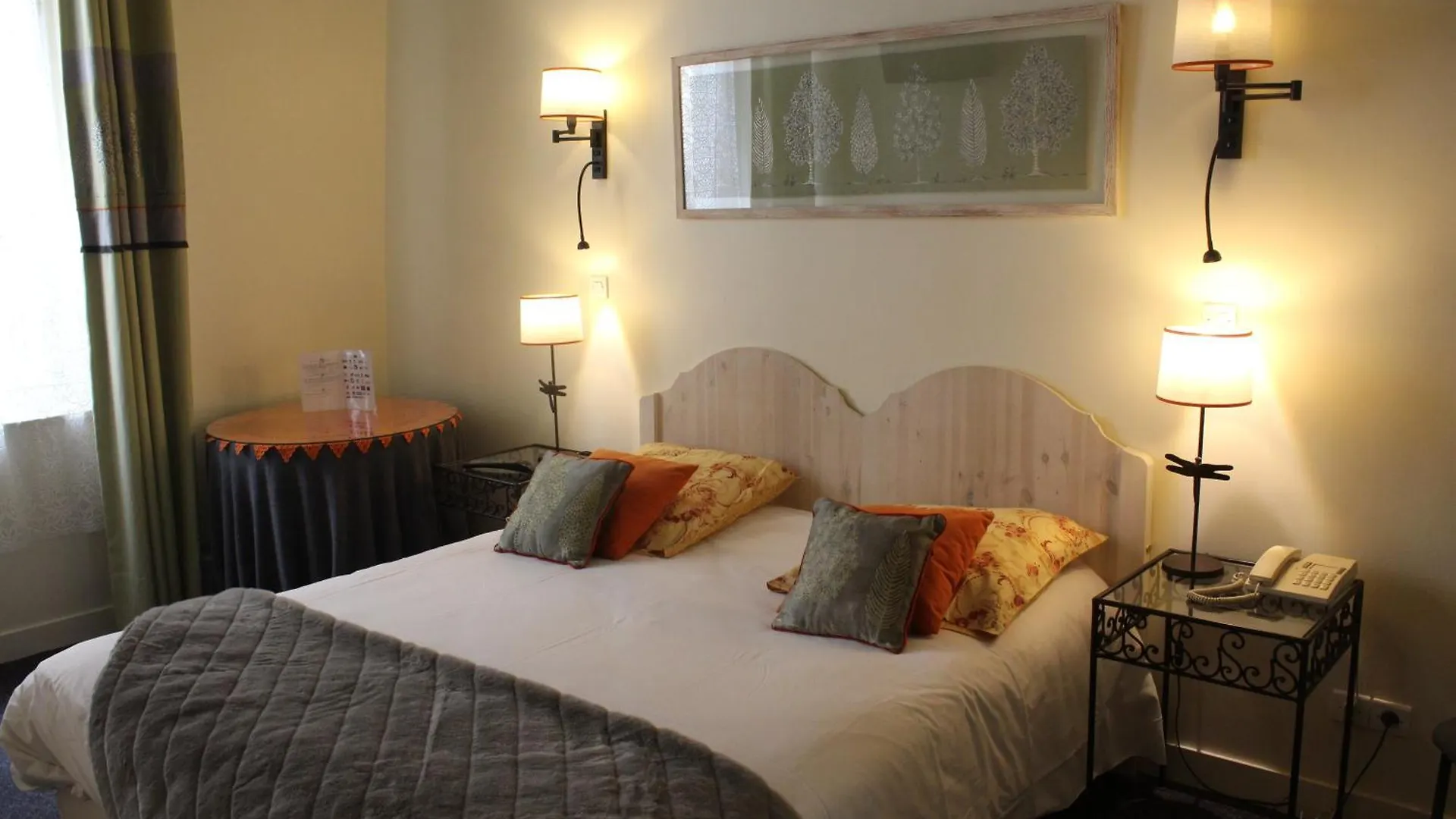 **  Hotel Du Dragon Paris France